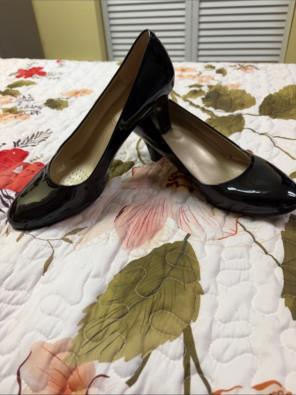 Flex form black patent pumps